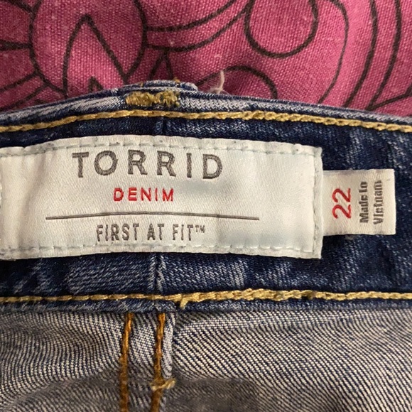 22 R NWOT 2 for $20 Torrid Bermuda distressed shorts high rise - Picture 6 of 8